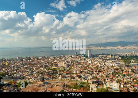 Vista panoramica della città di Izmir dal Castello di Kadifekale, Turchia Foto Stock