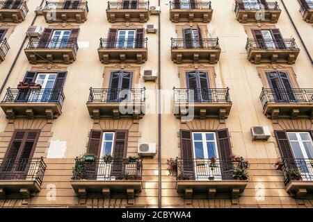 Esterno dell'edificio con finestre e balconi in Sicilia, Italia. Foto Stock