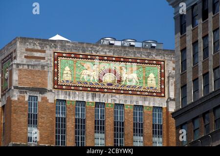 Fred F. French Building, bassorilievo in stile babilonese in stile Art Deco che adorna la parte superiore della facciata, New York, NY, USA Foto Stock