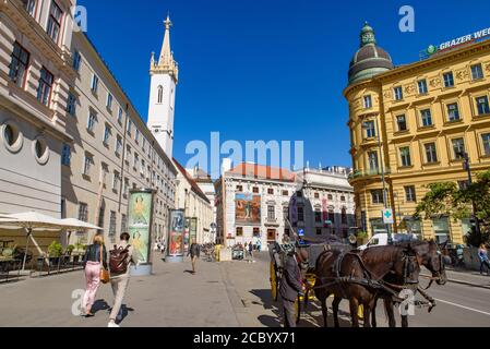 Carrozza trainata da cavalli per strada a Vienna, Austria Foto Stock