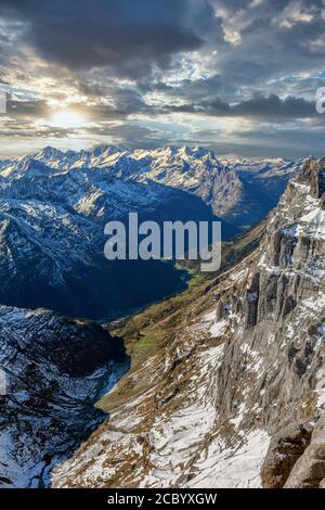 La grande e bella montagna innevata Vista dalla cima del monte titlis in Engellberg, Svizzera. Foto Stock