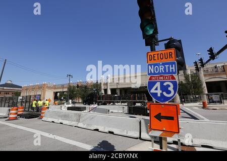 Milwaukee, Wisconsin, Stati Uniti. 16 agosto 2020. Barriere concrete e recinzioni di sicurezza lungo il 6 e Wells Street che circondano il Wisconsin Center prima della Convention Nazionale Democratica, Domenica 16 agosto 2020. Il DNC 2020 viene istituito per Lunedi 17 agosto, il giorno di apertura per la Convenzione Nazionale Democratica nel centro di Milwaukee, Wisconsin.Pat A. Robinson Foto. Credit: Pat A. Robinson/ZUMA Wire/Alamy Live News Foto Stock