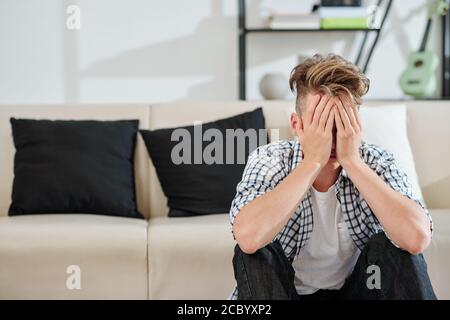 Piangendo ragazzo frustrato Foto Stock