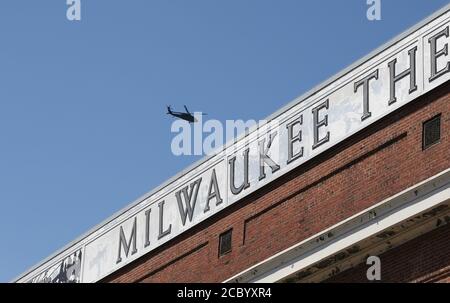 Milwaukee, Wisconsin, Stati Uniti. 16 agosto 2020. Un elicottero Black Hawk gira intorno al perimetro del Wisconsin Center, domenica 16 agosto 2020. Il Democratic National Convention 2020 viene istituito per il giorno di apertura di lunedì 17 agosto per il DNC 2020 al Wisconsin Center nel centro di Milwaukee, Wisconsin.Pat A. Robinson Photo. Credit: Pat A. Robinson/ZUMA Wire/Alamy Live News Foto Stock