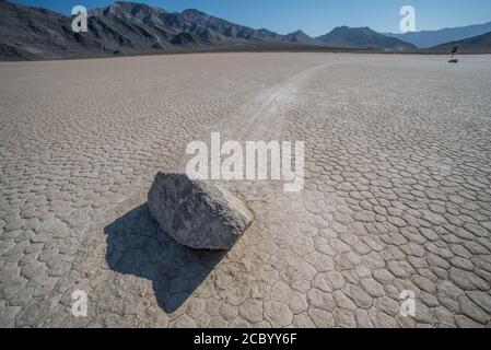 Le famose pietre a vela della pista di Death Valley National Park, California. Per molto tempo è stato un mistero come si sono mossi e hanno lasciato sentieri. Foto Stock