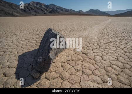 Le famose pietre a vela della pista di Death Valley National Park, California. Per molto tempo è stato un mistero come si sono mossi e hanno lasciato sentieri. Foto Stock
