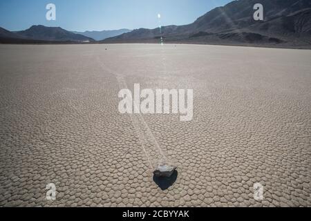 Le famose pietre a vela della pista di Death Valley National Park, California. Per molto tempo è stato un mistero come si sono mossi e hanno lasciato sentieri. Foto Stock