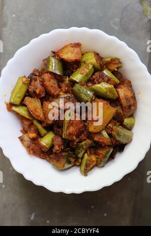 Aloo Parwal subji secco, curry gourd appuntito, cibo indiano tradizionale Foto Stock