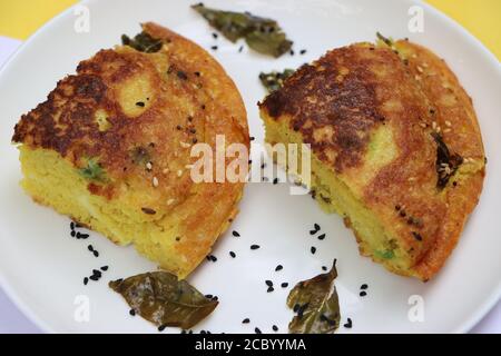 Handwa o Handvo - Gujarati torta con riso, lenticchie e spezie, cucina gujarati, fuoco selettivo Foto Stock