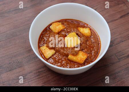 Paneer burro masala, ricco e cremoso piatto di paneer o formaggio cottage in una salsa di pomodoro, burro e anacardi, cucina indiana Foto Stock