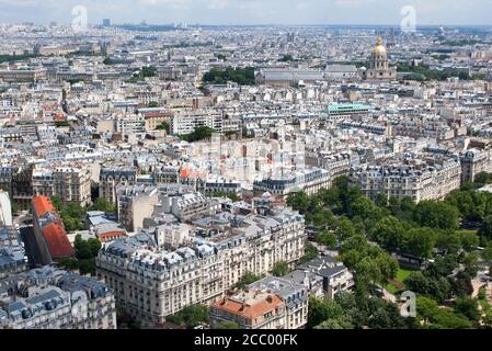 Vista di Parigi, Francia, catturata dalla Torre Eiffel Foto Stock