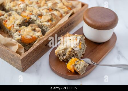 torta di semi di papavero con albicocche e crumble Foto Stock