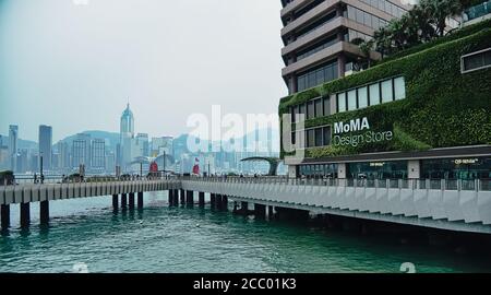 Tsim Sha Tsui, Hong Kong - Apr 26, 2020: Victoria Dockside con sfondo isola, situato sul lungomare di Tsim Sha Tsui, vicino al K11 Musea e M. Foto Stock