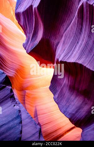 Arenaria rosso-arancione accatastata in onde di fuoco stratificate in una stretta Labirinto di sabbia nel canyon inferiore dell'Antelope a Page Arizona dimostrare il pos. illimitato Foto Stock