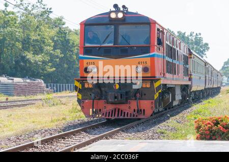 Chiang mai, Thailandia - ferrovia di Stato della Thailandia locomotiva elettrica diesel 4115 trasporta un treno nella stazione ferroviaria di Chiang mai, Chiang mai, Thailandia. Foto Stock