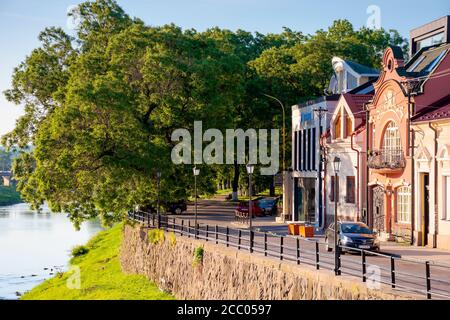 UZHHOROD, UCRAINA - 04 GIUGNO 2017. Bella mattina di sole a uzhgorod. Argine del fiume uzh in estate Foto Stock