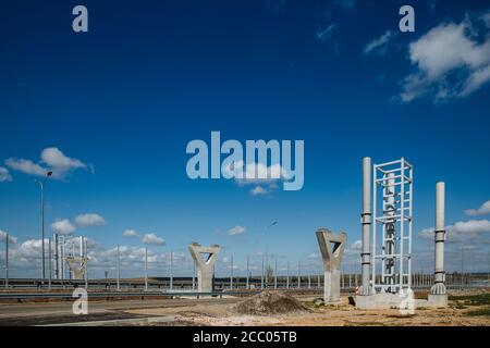 I supporti sono predisposti per la costruzione di un attraversamento pedonale. Cantiere. Foto Stock