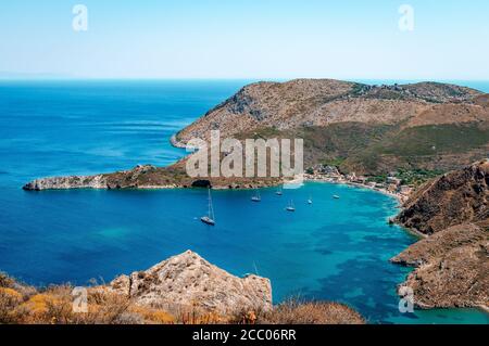 Vista di Porto Kagio, un villaggio di mare in Laconian mani, Peloponneso, Grecia. Si affaccia su una piccola baia al largo del Golfo laconiano. Foto Stock