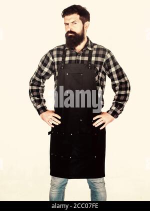 Grembiule da hipster bearded per barbecue. Tostatura e grigliatura degli alimenti. Picnic e barbecue. Uomo cuoco brutale hipster. Ristorante fast food. Cuoco serio barbuto. Il personale del ristorante. Pronto per cucinare. Foto Stock