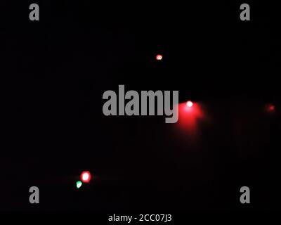 Pastorizzazione delle luci rosse notturne, cercate sempre un posto che sia circondato da bellezza paesaggistica e notte. Best Nightlife Esplora la migliore plac Foto Stock