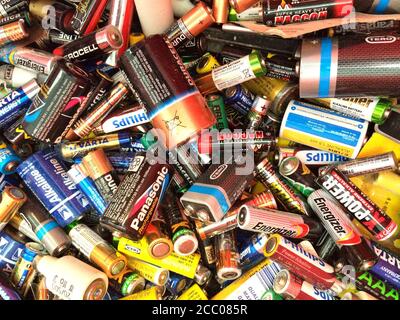 Molte batterie alcaline di base, D, C, AA, AAA, AAAA, A23, PP3 e altre ancora. Foto Stock