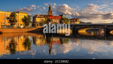 Panorama del quartiere storico di Wrocław visto dal acqua nell'ora d'oro Foto Stock