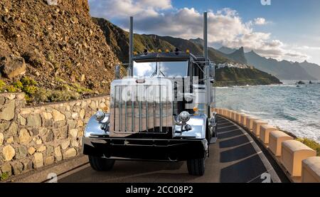 Americano Peterbilt camion sulla strada Foto Stock