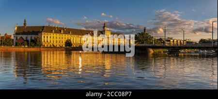 Panorama del quartiere storico di Wrocław visto dal acqua nell'ora d'oro Foto Stock