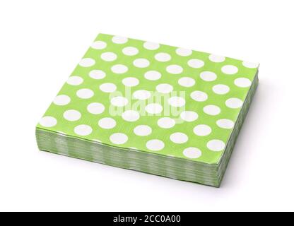 Pila di tovaglioli di carta verdi punteggiati isolati su bianco Foto Stock