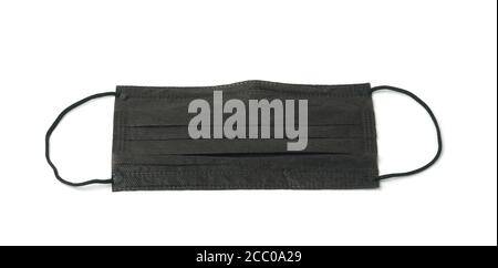 Maschera per il viso monouso nera isolata su bianco Foto Stock