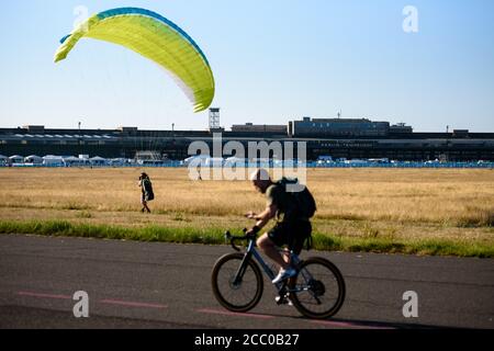 Berlino, Berlino, Germania. 16 agosto 2020. Le persone godono del loro tempo libero al parco Tempelhofer Feld, sul sito dell'ex aeroporto Tempelhof, nonostante la pandemia di Covid-19 in corso in tutto il mondo. Credit: Jan Scheunert/ZUMA Wire/Alamy Live News Foto Stock