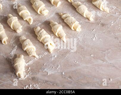 I bagel fatti in casa di formaggio casolare da pasta e formaggio casolare giacciono sul tavolo, sfondo. Deliziosi pasticcini Foto Stock