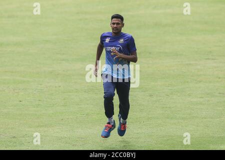 Dhaka, Bangladesh. 16 agosto 2020. Il giocatore nazionale di cricket del Bangladesh Mustafizur Rahman durante la sessione di allenamento allo stadio nazionale Sher-e-Bangla di Dhaka. Il Bangladesh è destinato a tornare al cricket internazionale con il tour dello Sri Lanka, per una serie di test a tre partite in ottobre-novembre. Il team, tuttavia, si recherà nella nazione isola un mese prima dell'inizio della serie, nel mese di settembre. Credit: SOPA Images Limited/Alamy Live News Foto Stock