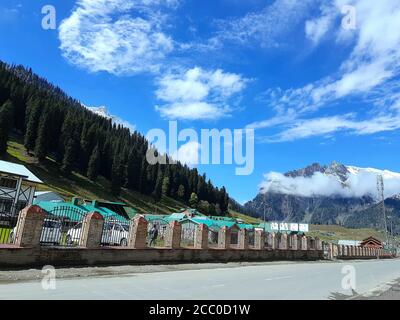 Paesaggio natura enormi belle colline di kargil. Kargil in India è ricordato meglio alla guerra di Kargil. Bacini idrici bacini idrici su zona rurale collinare. Foto Stock