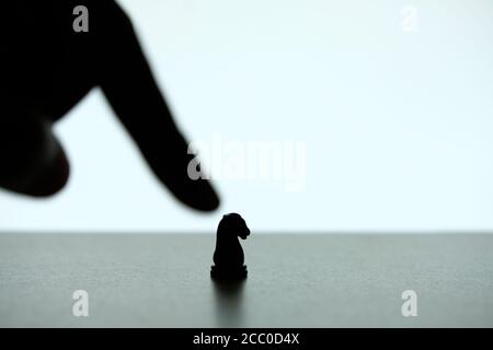 Business strategy Conceptual photo - defocus mano puntando scacchi cavallo Foto Stock