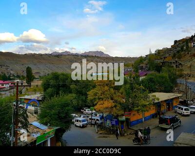 Paesaggio natura enormi belle colline di kargil. Kargil in India è ricordato meglio alla guerra di Kargil. Bacini idrici bacini idrici su zona rurale collinare. Foto Stock