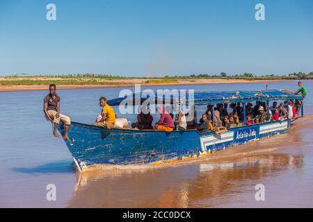 BELO SUR TSIRIBIHINA, MADAGASCAR - 9 giugno: Malegasi sul fiume Tsiribihina in una precaria chiatta automobilistica Foto Stock