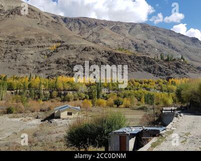 Paesaggio natura enormi belle colline di kargil. Kargil in India è ricordato meglio alla guerra di Kargil. Bacini idrici bacini idrici su zona rurale collinare. Foto Stock