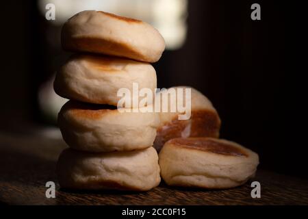 Una pila di muffin inglesi freschi Foto Stock