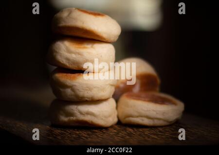 Una pila di muffin inglesi freschi Foto Stock