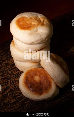 Una pila di muffin inglesi freschi Foto Stock