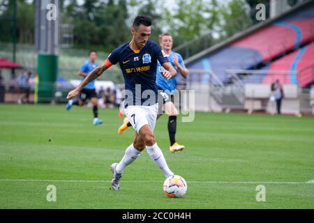 Il calciatore israeliano Eran Zahavi di Guangzhou R&F F.C. tiene la palla durante la quinta partita della Super League Cinese 2020 (CSL) contro la Dalian Professional F.C., città di Dalian, provincia di Liaoning della Cina nord-orientale, il 16 agosto 2020. Dalian Professional F.C. è stato sconfitto da Guangzhou R&F F.C. con 0-1. Foto Stock