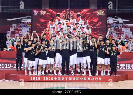 I membri del Guangdong Southern Tigers, una squadra di pallacanestro professionale cinese di proprietà del Guangdong Winnerway (Hongyuan) Group, festeggiano il loro campionato dopo la finale nella città di Qingdao, nella provincia di Shandong, nella Cina orientale, il 15 agosto 2020. Le Tigri meridionali del Guangdong hanno vinto il campionato CBA 2019-20 dopo aver sconfitto il Liaoning Flying Leopards 123-115 in Game 3 delle finali. Foto Stock