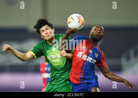 Il calciatore sudcoreano Kim min-jae di Pechino Sinobo Guoan F.C., a sinistra, e il calciatore professionista Camerooniano Joseph Minala di Qingdao Huanghai F.C., a destra, lottano per una palla di testa durante la quinta partita della Super League cinese 2020 (CSL), città di Suzhou, provincia di Jiangsu, nella Cina orientale, 16 agosto 2020. Qingdao Huanghai F.C. e Beijing Sinobo Guoan F.C. legano il gioco con 3-3. Foto Stock