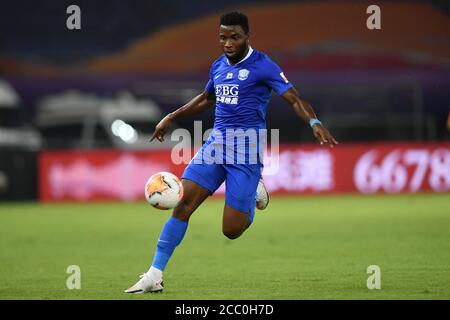 Il giocatore di calcio congolese Oscar Maritu o Oscar di Shijiazhuang Ever Bright F.C. tiene la palla durante la quinta partita della Super League Cinese 2020 (CSL) contro Shanghai SIGG F.C., Suzhou città, provincia di Jiangsu della Cina orientale, 16 agosto 2020. Shanghai SIPG F.C. e Shijiazhuang Ever Bright F.C. legano il gioco con 1-1. Foto Stock