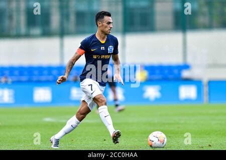 Il calciatore israeliano Eran Zahavi di Guangzhou R&F F.C. tiene la palla durante la quinta partita della Super League Cinese 2020 (CSL) contro la Dalian Professional F.C., città di Dalian, provincia di Liaoning della Cina nord-orientale, il 16 agosto 2020. Dalian Professional F.C. è stato sconfitto da Guangzhou R&F F.C. con 0-1. Foto Stock