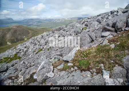 Vedute avvincenti su due percorsi per Breabag, una scarpata di pietra calcarea e quarzite nel cuore della balza dell'Assynt. Foto Stock