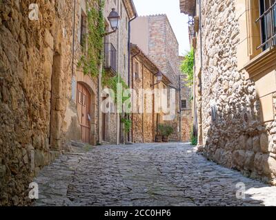 Strada medievale di architettura in Peratallada città in Catalogna, Spagna Foto Stock