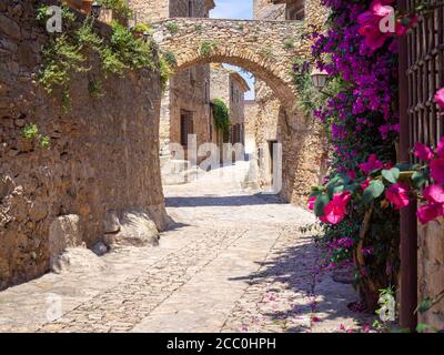 Strada medievale di architettura in Peratallada città in Catalogna, Spagna Foto Stock