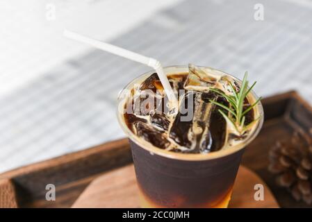 Miscela di caffè nero sciroppo d'arancia frizzante e rosmarino / Iced caffè  americano Iced con succo d'arancia al limone e soda Foto stock - Alamy